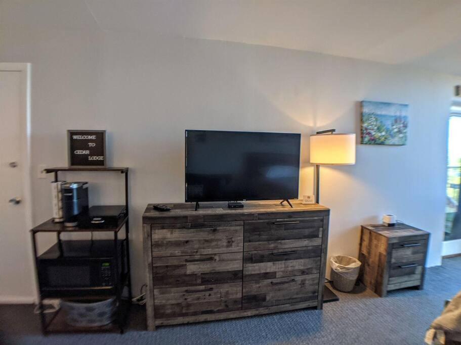 לקוניה Cute Cedar Lodge Studio With Balcony & Lake Views! מראה חיצוני תמונה