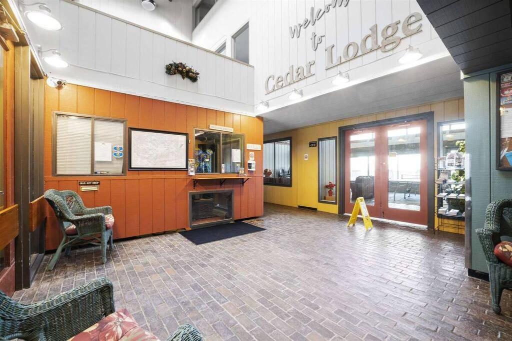 לקוניה Cute Cedar Lodge Studio With Balcony & Lake Views! מראה חיצוני תמונה