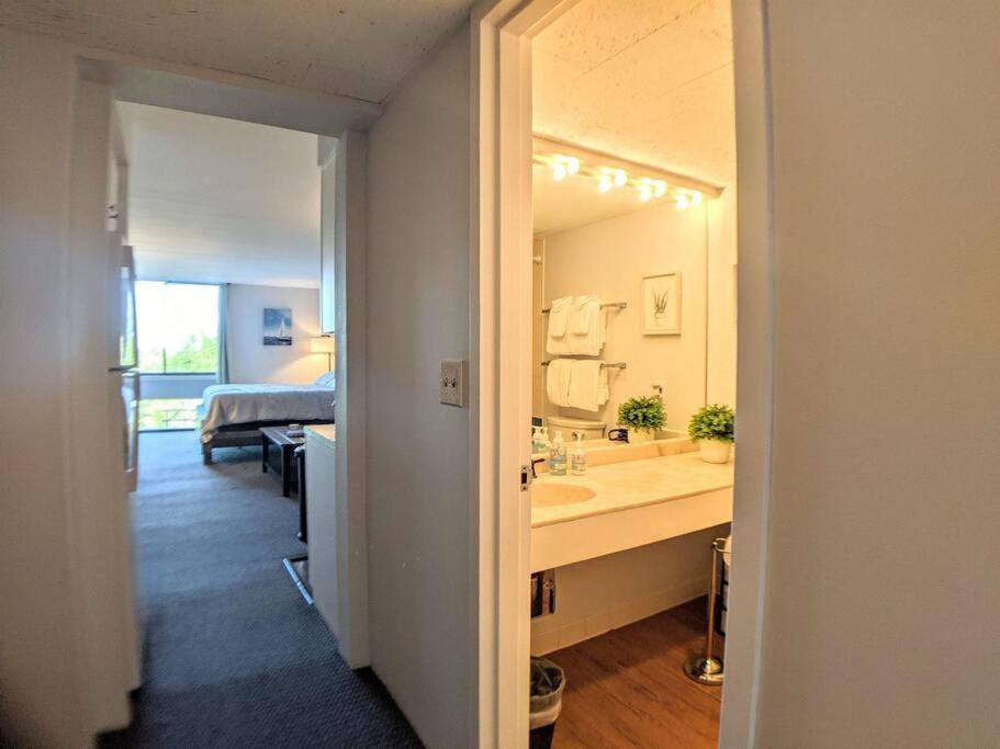 לקוניה Cute Cedar Lodge Studio With Balcony & Lake Views! מראה חיצוני תמונה