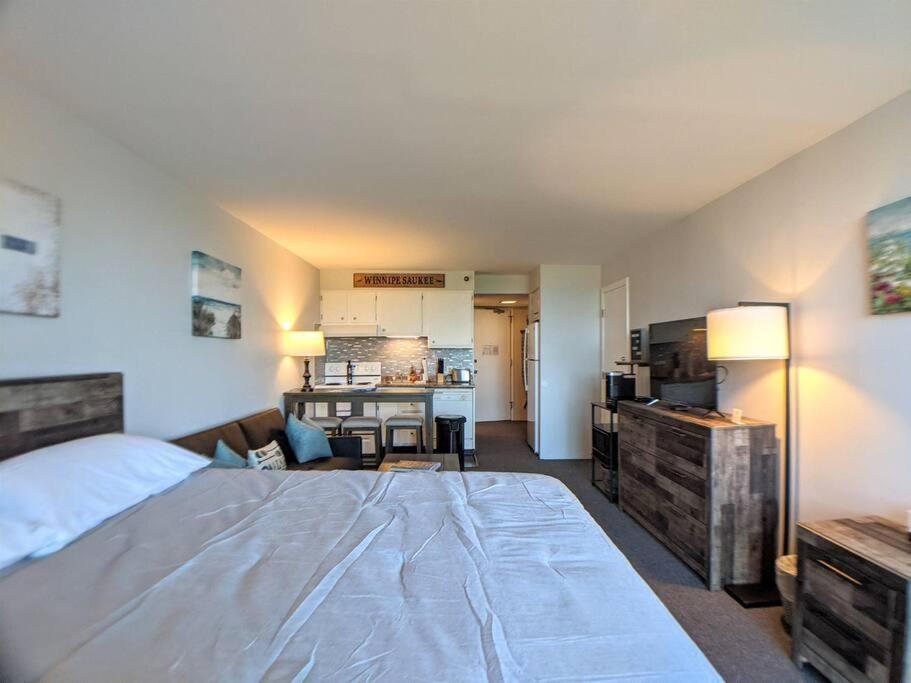 לקוניה Cute Cedar Lodge Studio With Balcony & Lake Views! מראה חיצוני תמונה